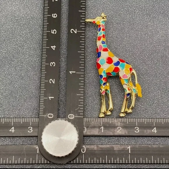 🏷️ Colorful Giraffe Brooch - Picture 4 of 4